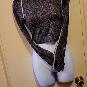 New with tags Pink Victoria Secret seamless cropped workout top. Size:S/P